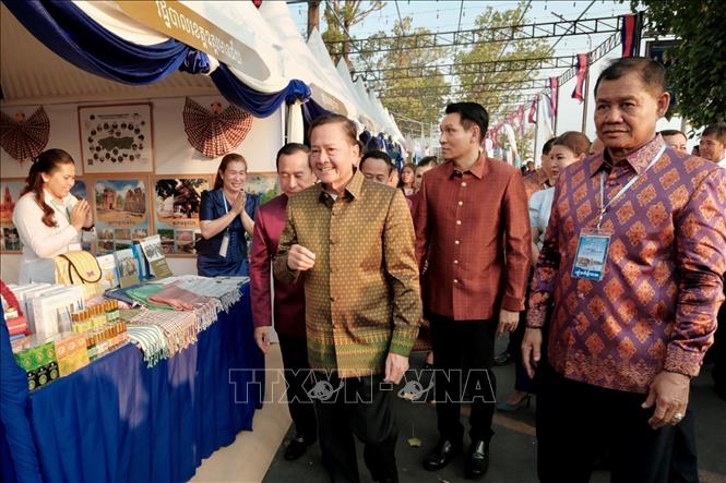 Phó Thủ tướng Chính phủ Hoàng gia Campuchia Neth Savoeun tham quan gian hàng trưng bày sản phẩm địa phương tại Lễ hội Sông nước lần thứ 10. Ảnh: Quang Anh – PV TTXVN tại Campuchia