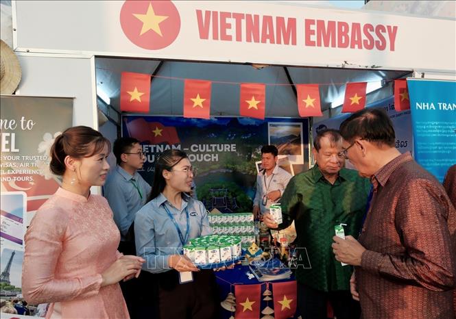 Gian hàng của Đại sứ quán Việt Nam tại Campuchia tham gia Lễ hội Sông nước lần thứ 10 ở tính Kratie, giới thiệu với công chúng hình ảnh đất nước, nét đẹp văn hóa và đặc sản vùng miền đậm đà bản sắc dân tộc. Ảnh: Quang Anh – PV TTXVN tại Campuchia