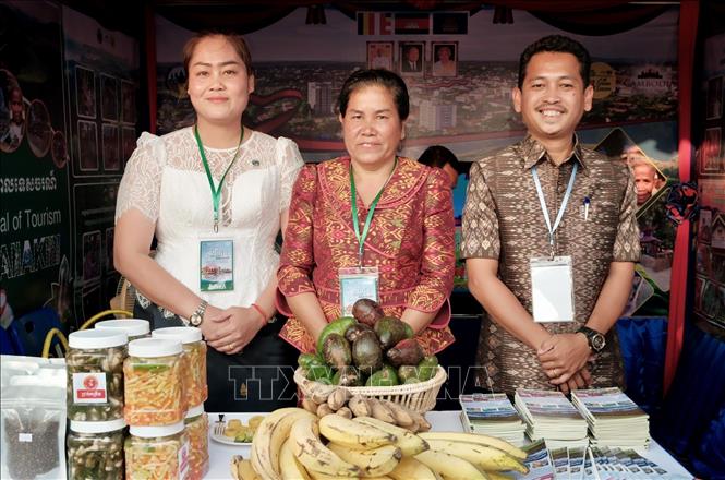 Lễ hội Sông nước tại tỉnh Kratie là cơ hội để các cơ sở kinh doanh, doanh nghiệp địa phương giới thiệu và quảng bá sản phẩm thủ công mỹ nghệ, đặc sản vùng miền địa phương. Ảnh: Quang Anh – PV TTXVN tại Campuchia.