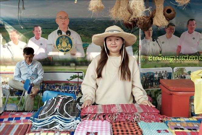 Lễ hội Sông nước tại tỉnh Kratie là cơ hội để các cơ sở kinh doanh, doanh nghiệp địa phương giới thiệu và quảng bá sản phẩm thủ công mỹ nghệ, đặc sản vùng miền địa phương. Ảnh: Quang Anh – PV TTXVN tại Campuchia.