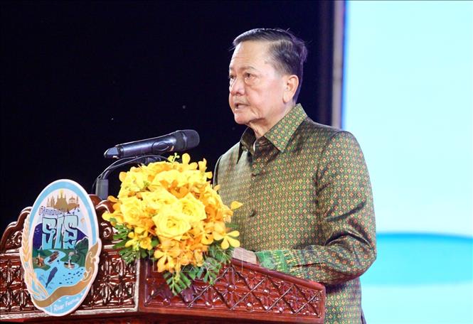 Phó Thủ tướng Chính phủ Hoàng gia Campuchia Neth Savoeun phát biểu tại lễ sự kiện khai mạc Lễ hội Sông nước lần thứ 10. Ảnh: Quang Anh – PV TTXVN tại Campuchia