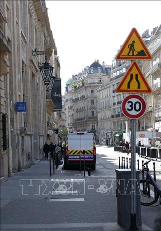 Cảnh sát được triển khai bên ngoài chi nhánh ngân hàng Bank of America ở thủ đô Paris, Pháp, ngày 28/3/2026. Ảnh: THX/TTXVN