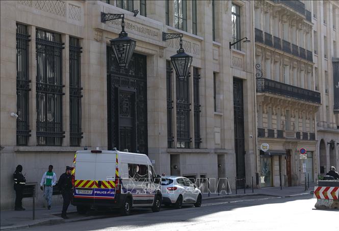 Cảnh sát được triển khai bên ngoài chi nhánh ngân hàng Bank of America ở thủ đô Paris, Pháp, ngày 28/3/2026. Ảnh: THX/TTXVN