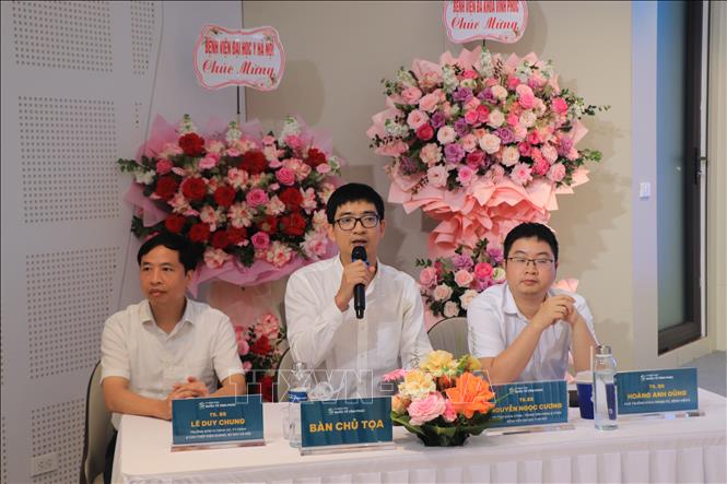 Các chuyên gia từ tuyến Trung ương thảo luận, trao đổi và tư vấn những vấn đề liên quan đến ung thư vú.Ảnh: Nguyễn Thảo - TTXVN