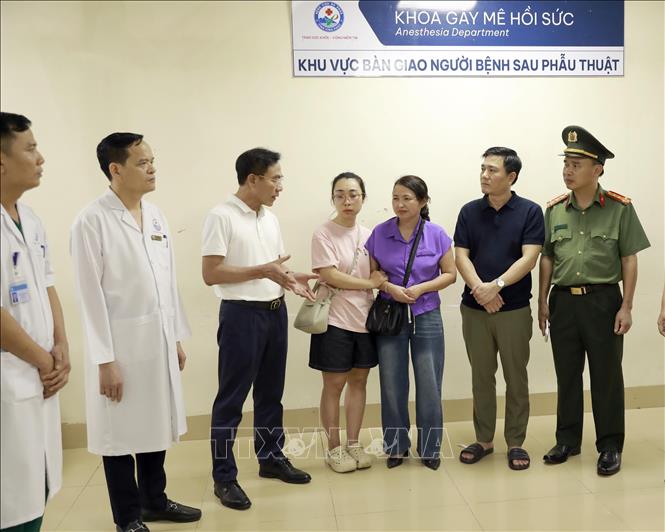 Giám đốc Sở Y tế tỉnh Phú Thọ Lê Hồng Trung (thứ 3, từ trái sang) thăm hỏi, động viên người nhà nạn nhân, đồng thời chỉ đạo công tác cấp cứu, điều trị. các nạn nhân vụ tai nạn giao thông xảy ra tại xã Tam Đảo. Ảnh: Hoàng Hùng - TTXVN