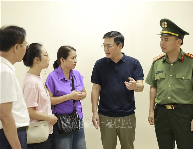 Người nhà các nạn nhân vụ tai nạn giao thông tại xã Tam Đảo hỏi thăm lãnh đạo bệnh viện về tình hình sức khỏe người thân. Ảnh: Hoàng Hùng - TTXVN