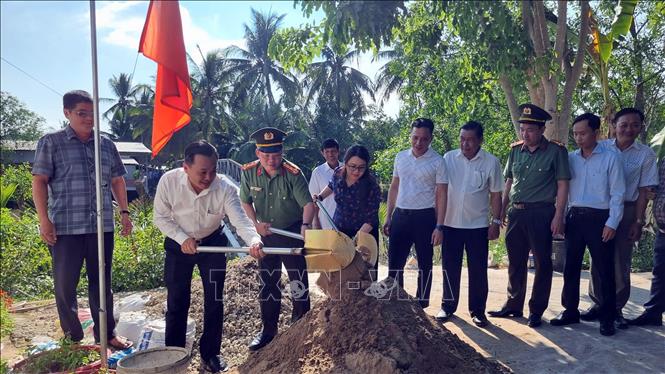 Các đại biểu thực hiện nghi thức khởi công xây dựng công trình cầu giao thông nối liền 2 xã An Lạc Thôn và Đại Hải. Ảnh: TTXVN phát