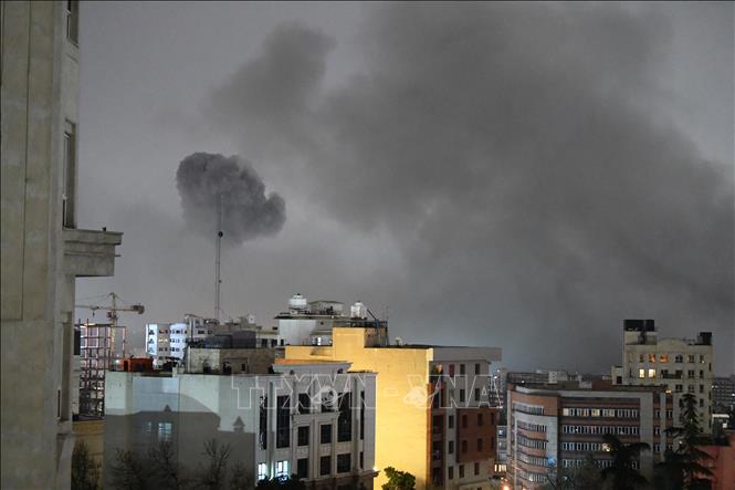 Khói bốc lên sau vụ tấn công tại Tehran, Iran, ngày 28/3/2026. Ảnh: THX/TTXVN