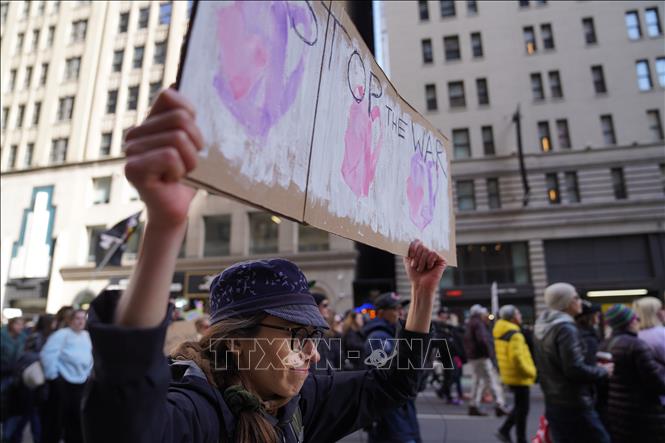 Người dân tham gia biểu tình tại New York, Mỹ, ngày 28/3/2026. Ảnh: THX/TTXVN