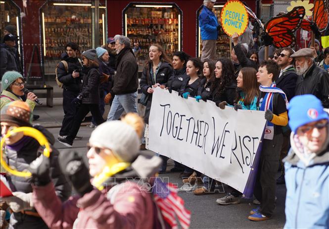 Người dân tham gia biểu tình tại New York, Mỹ, ngày 28/3/2026. Ảnh: THX/TTXVN