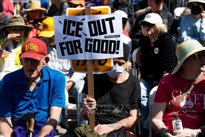 Người dân tham gia biểu tình tại San Francisco, California, Mỹ, ngày 28/3/2026. Ảnh: THX/TTXVN