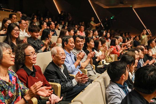 Vở ballet đương đại “Dó”, thu hút sự quan tâm của đông đảo người dân và khán giả yêu nghệ thuật. Ảnh: Khánh Hoà - TTXVN
