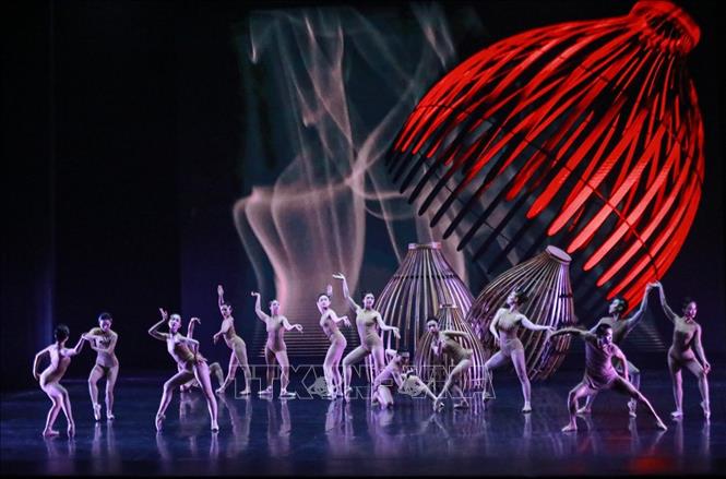 Những hình ảnh quen thuộc của làng quê Việt Nam xuất hiện trên sân khấu với vai trò căn cốt sáng tạo. Ảnh: Khánh Hoà - TTXVN