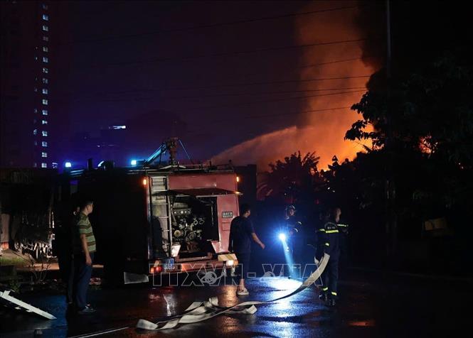 Công an thành phố Hà Nội điều động nhiều xe chữa cháy cùng cán bộ, chiến sĩ đến hiện trường đám cháy. Ảnh: Phạm Kiên - TTXVN