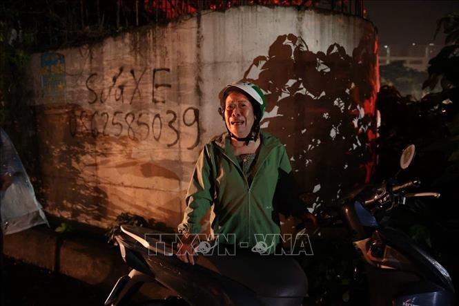 Một người dân lo lắng khi chưa rõ về thông tin người thân trong vụ cháy. Ảnh: Phạm Kiên - TTXVN