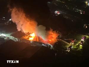 Hiện trường vụ cháy lớn xưởng gỗ trong đêm tại Hà Nội