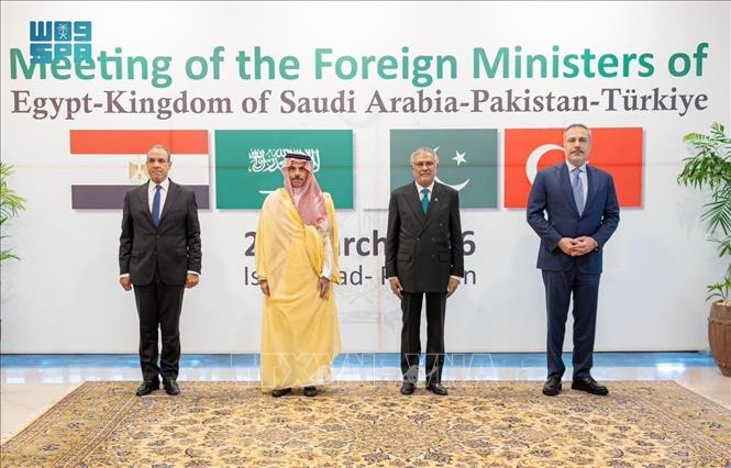 (Từ trái sang) Ngoại trưởng Ai Cập Badr Abdelatty,  Ngoại trưởng Saudi Arabia Faisal bin Farhan, Ngoại trưởng Pakistan Muhammad Ishaq Dar và Ngoại trưởng Thổ Nhĩ Kỳ Hakan Fidan tại cuộc họp 4 bên ở Islamabad (Pakistan) ngày 29/3/2026. Ảnh: SPA/TTXVN