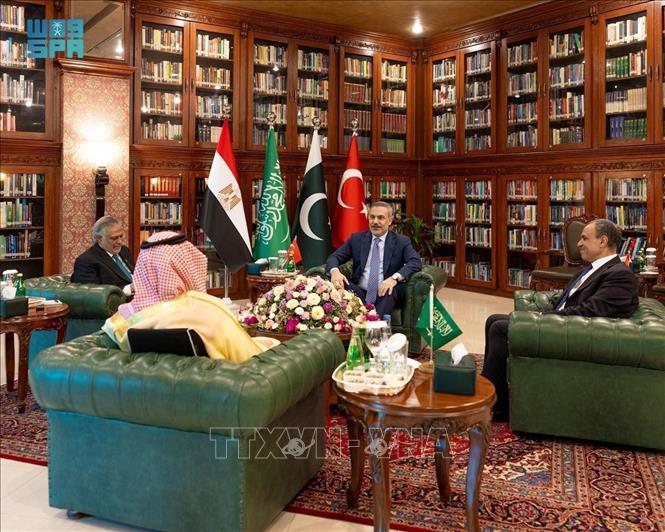 (Theo chiều kim đồng hồ) Ngoại trưởng Saudi Arabia Faisal bin Farhan, Ngoại trưởng Pakistan Muhammad Ishaq Dar, Ngoại trưởng Thổ Nhĩ Kỳ Hakan Fidan và Ngoại trưởng Ai Cập Badr Abdelatty, tại cuộc họp 4 bên ở Islamabad (Pakistan) ngày 29/3/2026. Ảnh: SPA/TTXVN