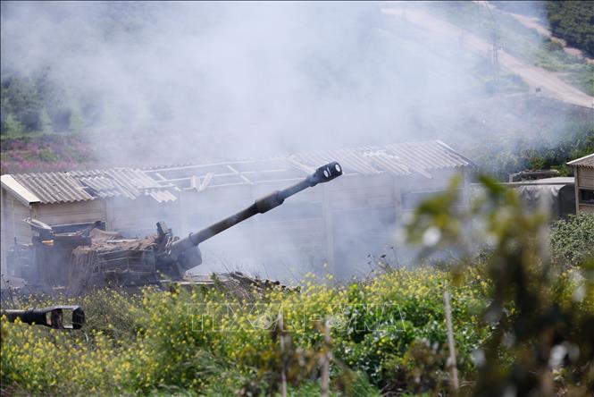 Pháo binh Israel phóng hoả lực xuống khu vực miền Nam Liban ngày 27/3/2026. Ảnh: THX/TTXVN