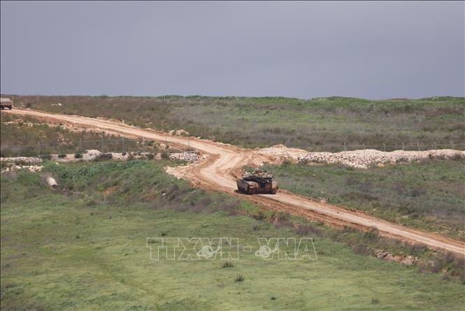 Binh sĩ Israel di chuyển dọc theo khu vực giáp giới với Liban ở miền Bắc Israel, ngày 27/3/2026. Ảnh: THX/TTXVN