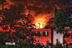 Hà Nội: Nỗ lực dập tắt đám cháy ở nhà xưởng tại phường Thanh Liệt