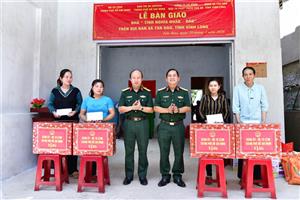 Bộ Tư lệnh TP Hồ Chí Minh bàn giao 4 căn nhà 'Tình nghĩa quân - dân'