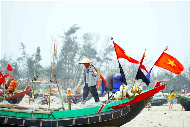 Ngư dân sắp xếp lại lưới, ngư cụ để sẵn sàng cho những chuyến biển tiếp theo. Ảnh: Hữu Quyết – TTXVN