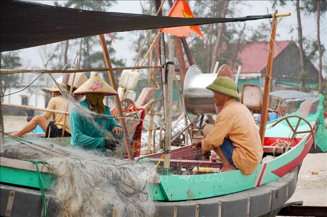 Ngư dân sắp xếp lại lưới, ngư cụ để sẵn sàng cho những chuyến biển tiếp theo. Ảnh: Hữu Quyết – TTXVN