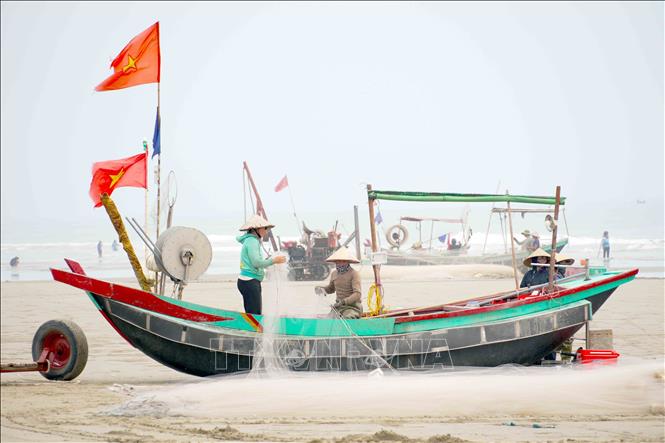 Ngư dân sắp xếp lại lưới, ngư cụ để sẵn sàng cho những chuyến biển tiếp theo. Ảnh: Hữu Quyết – TTXVN