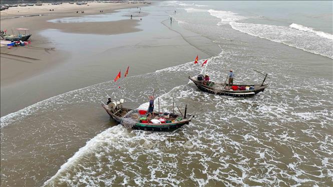 Tàu thuyền của ngư dân xã Tiên Điền cập bờ sau một đêm vươn khơi đánh bắt hải sản. Ảnh: Hữu Quyết - TTXVN