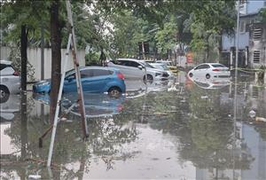 Hà Nội xuất hiện mưa đá, mưa lớn khiến nhiều khu vực ngập úng, giao thông khó khăn