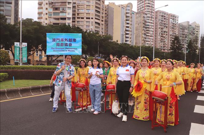 Đoàn Việt Nam tham gia diễu hành. Ảnh: Xuân Vịnh - Phóng viên TTXVN tại Macau (Trung Quốc)
