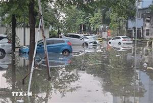 Hà Nội xuất hiện mưa đá, mưa lớn, nhiều khu vực ngập úng, giao thông khó khăn