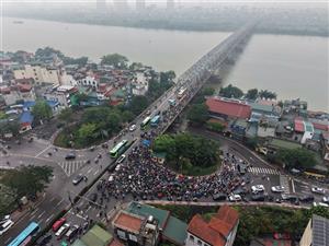 Cầu Chương Dương 'kẹt cứng' sau khi Hà Nội cấm xe qua cầu Long Biên