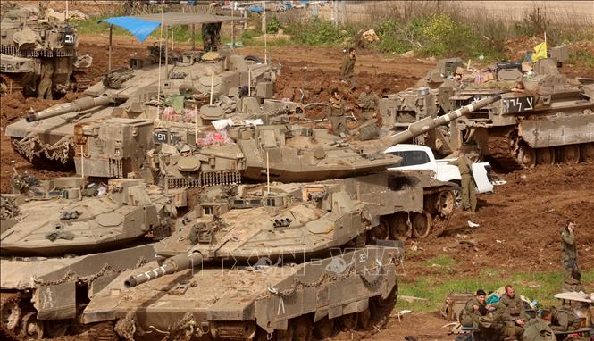Binh sĩ và xe quân sự Israel được triển khai tại khu vực biên giới phía Bắc, ngày 18/3/2026. Ảnh: THX/TTXVN