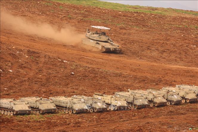 Binh sĩ và xe quân sự Israel được triển khai tại khu vực biên giới phía Bắc, ngày 13/3/2026. Ảnh: THX/TTXVN