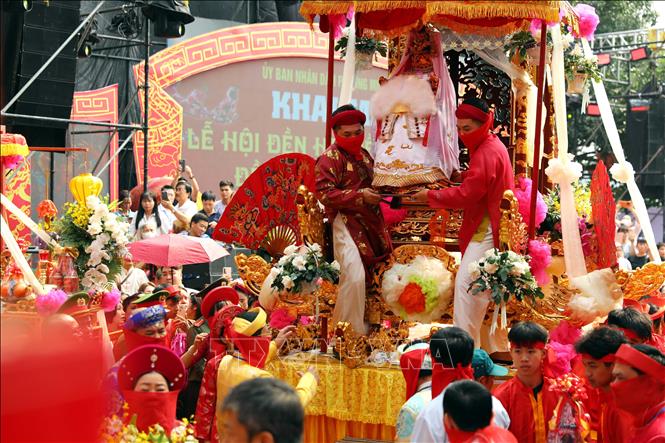  Nghi lễ rước Mẫu vào cung. Ảnh: Quang Cường – TTXVN