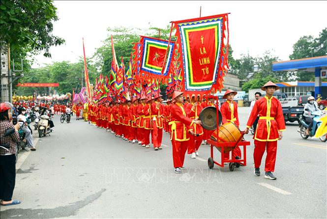 Lễ rước Mẫu từ đền Ỷ La về đền Hạ . Ảnh: Quang Cường - TTXVN