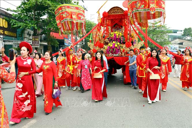 Đoàn rước Mẫu từ đền Ỷ La về đền Hạ. Ảnh: Quang Cường - TTXVN