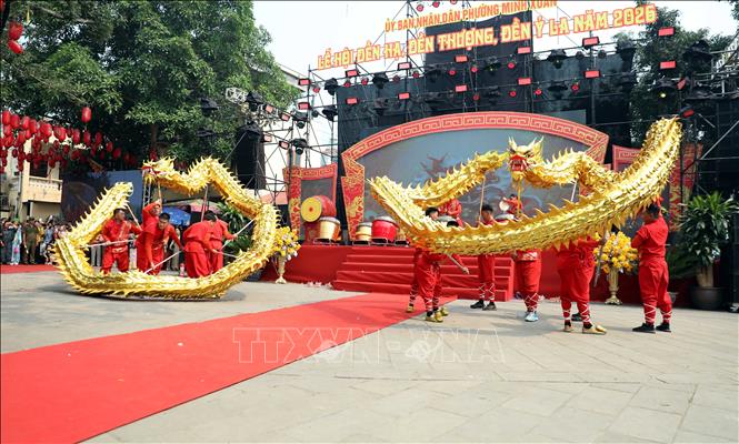 Biểu diễn mùa rồng tại lễ khai mạc lễ hội Đền Hạ, Đền Thượng, Đền Ỷ La. Ảnh: Quang Cường – TTXVN