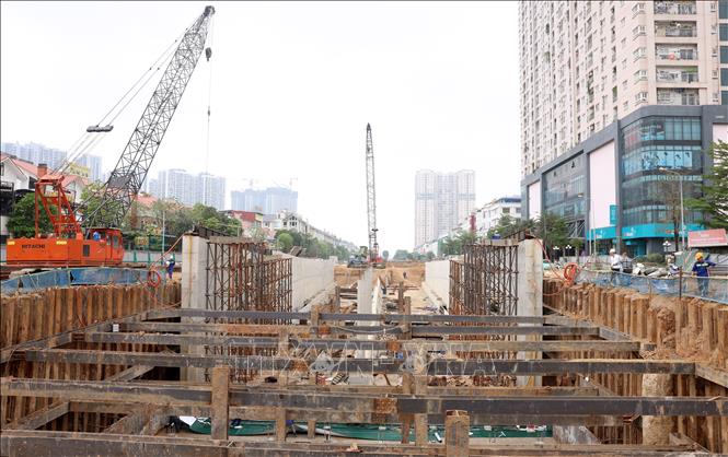 Nhà thầu tập trung máy móc và nhân lực đảm bảo tiến độ đề ra. Ảnh: Quốc Khánh - TTXVN