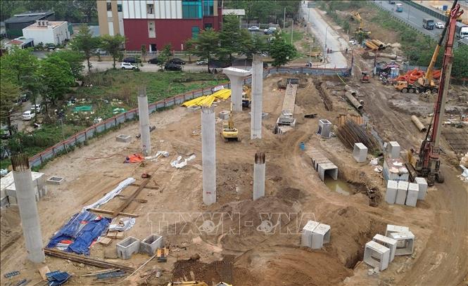 Trụ của đường dẫn lên cầu phía đường Hoàng Tung đang được khẩn trương thi công. Ảnh: Quốc Khánh - TTXVN