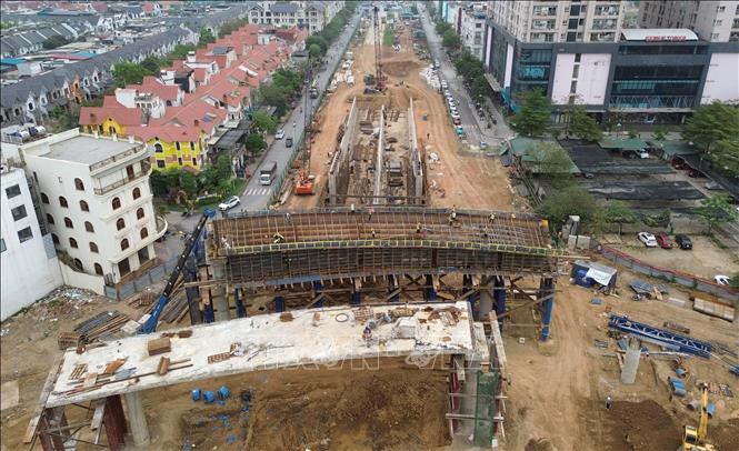 Hạng mục hầm chui trực thông nối từ đường Hoàng Tùng xuyên qua Đại lộ Thăng Long nối vào Quốc lộ 32. Hầm hở được thiết kế dài 157,5 m, tường chắn dài 200 m, phần còn lại là gờ chắn bánh cũng đã dần lộ diện những hạng mục thô đầu tiên. Ảnh: Quốc Khánh - TTXVN
