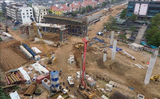 Trên công trường, hệ thống cầu dẫn được lắp dựng đồng bộ, tạo nên không khí thi công khẩn trương...Ảnh: Quốc Khánh - TTXVN