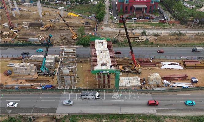 Hạng mục cầu đã thi công 59% cọc khoan nhồi D1000 và 35,7% cọc khoan nhồi D1500; hoàn thành 37,5% bệ/mố trụ cầu và 35% thân trụ cầu. Ảnh: Quốc Khánh - TTXVN