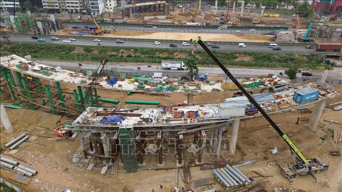 Đối với hạng mục cầu, đến nay các nhà thầu đã thi công đạt khoảng 59% khối lượng cọc khoan nhồi D1000 và 35,7% cọc khoan nhồi D1500; hoàn thành 37,5% bệ, mố trụ cầu và khoảng 35% thân trụ cầu. Ảnh: Quốc Khánh - TTXVN