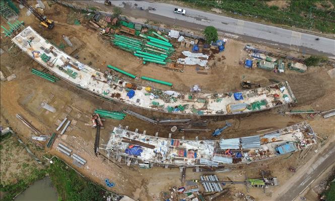Hai nhịp cầu của nhánh số 4 đã được hoàn thành, trong khi các nhánh cầu số 1, 2 và 3 đang tiếp tục được triển khai đúng kế hoạch. Ảnh: Quốc Khánh - TTXVN