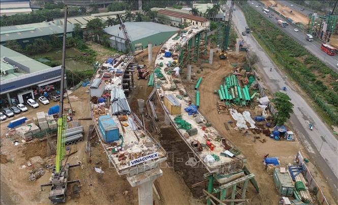 Khi hoàn thành và đưa vào khai thác, nút giao Vành đai 3,5 - Đại lộ Thăng Long được kỳ vọng sẽ tối ưu hóa khả năng kết nối giữa các trục giao thông quan trọng của Hà Nội, giảm ùn tắc, rút ngắn thời gian di chuyển, đồng thời tạo động lực thúc đẩy phát triển các khu đô thị vệ tinh phía Tây. Công trình cũng góp phần hoàn thiện hệ thống hạ tầng giao thông theo quy hoạch chung của Thủ đô, đáp ứng yêu cầu phát triển đô thị trong giai đoạn mới. Ảnh: Quốc Khánh - TTXVN