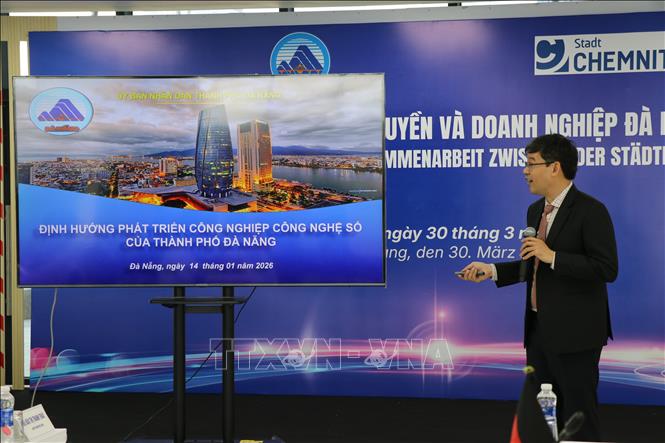 Ông Lê Sơn Phong, Phó Giám đốc Sở Khoa học và Công nghệ thành phố Đà Nẵng trình bày định hướng phát triển công nghiệp công nghệ số tại buổi gặp gỡ. Ảnh: Khoa Chương - TTXVN