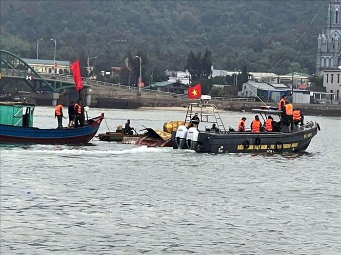 Lực lượng chức năng tiếp cận hiện trường thực hiện công tác cứu hộ, cứu nạn. Ảnh: Thu Báu – TTXVN phát